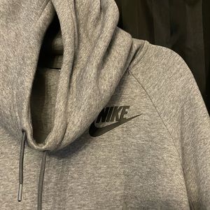 Women’s XL NIKE PULLOVER with pockets.